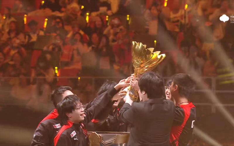 RNG官推发文：“相信我，你无法想象我们下赛季的阵容升级”